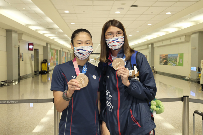 台灣空手道好手文姿云(左)和拳擊好手黃筱雯(右)分別在東奧勇奪銅牌，兩人8日下午搭機凱旋歸國，在機場開心秀出獎牌合影。 (圖：中央社)