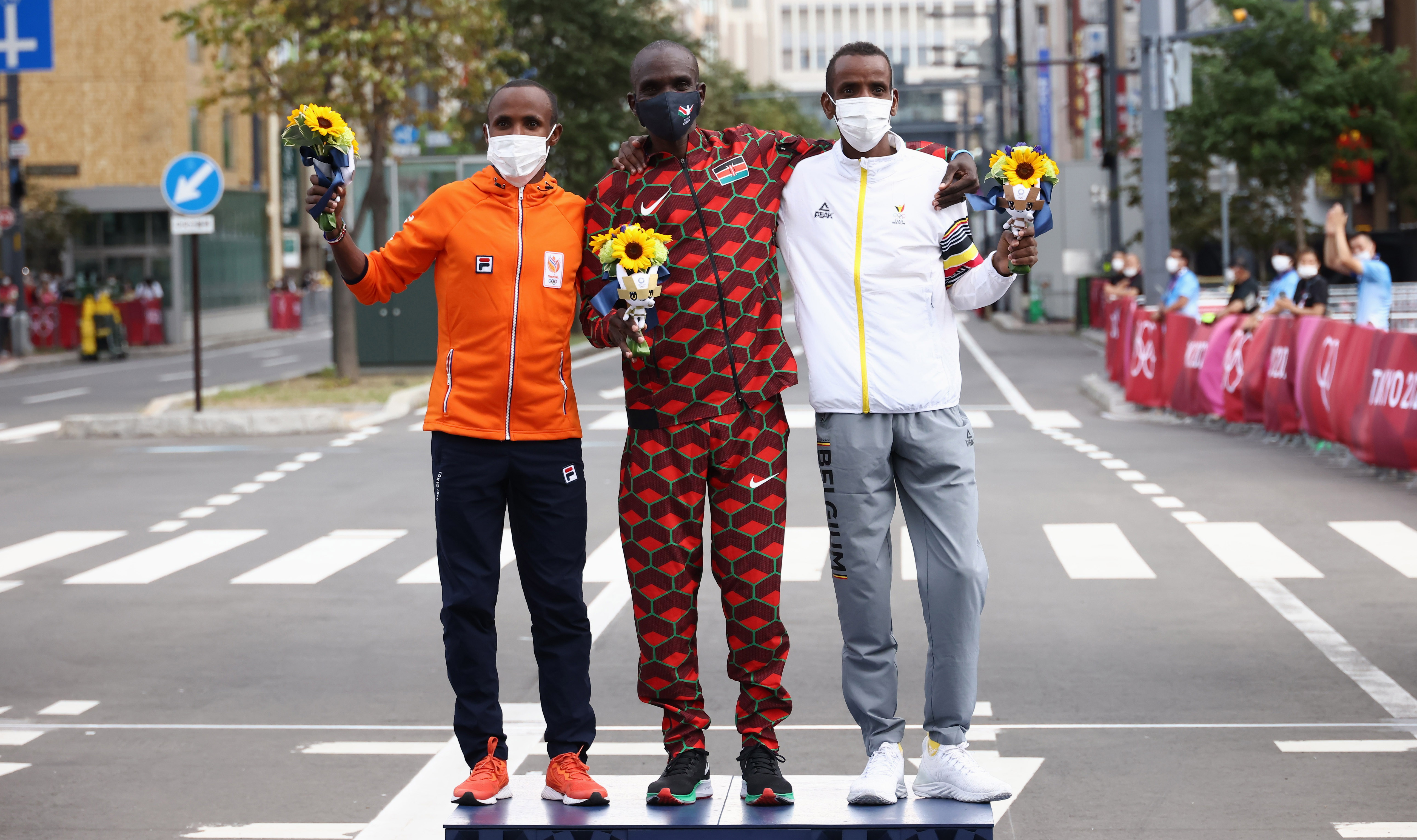 肯亞長跑好手基普柯吉(中)8日輕鬆贏得東奧男子馬拉松金牌，拿海(左)與訓練夥伴阿布迪(右)分別披銀奪銅。(路透社 / 達志影像)