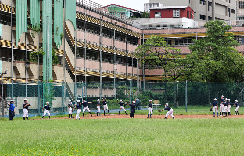 圖為北市國小生8月9日在學校操場進行暑期體育活動。 (資料照片／中央社)