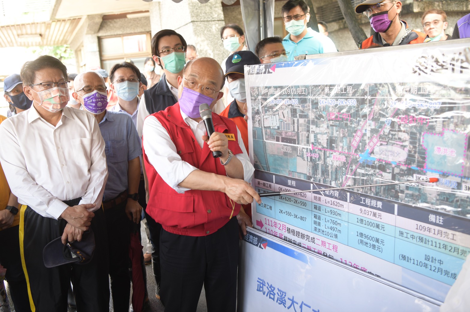 西南氣流導致中南部大雨不斷，出現淹水災情，行政院長蘇貞昌視察9日下午視察屏東縣鹽埔鄉武洛溪大仁支線排水情形。(行政院提供)