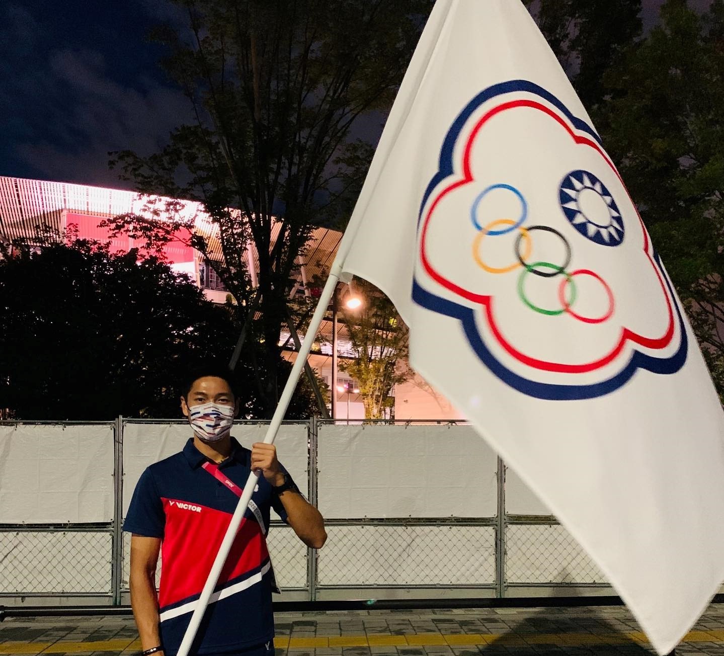 東京奧運8日舉行閉幕典禮上，中華奧運代表團由3屆奧運田徑跨欄好手陳傑掌旗。（ 臉書）