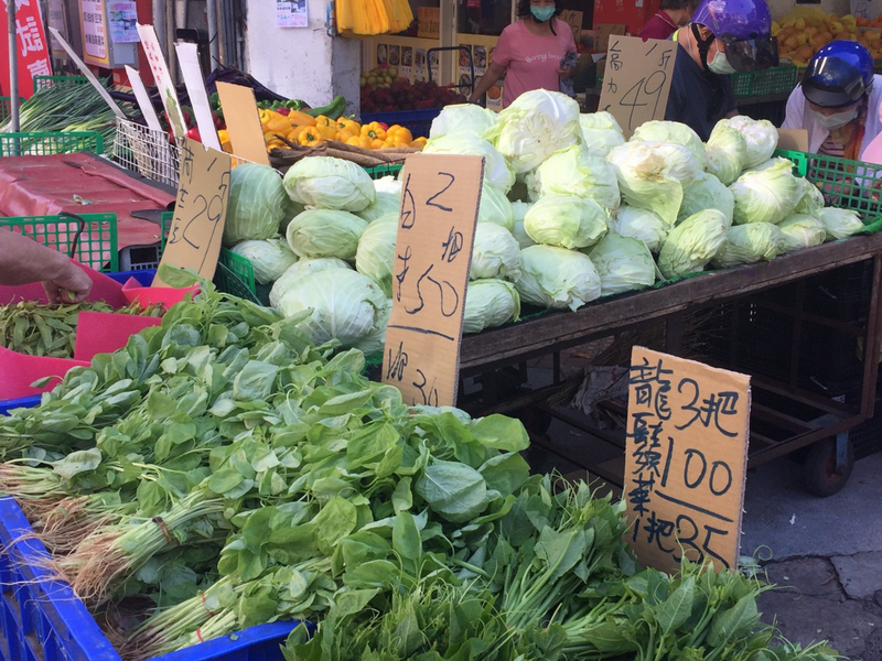 傳統市場10日葉菜類種類明顯變少，不過每把仍在25元，售價為2或3把50元，沒有上漲。高麗菜零售價在撐了一週沒漲的情況下，每台斤49元，以每顆通常2.5台斤居多來說，一顆高麗菜正式破百。 (圖：中央社)