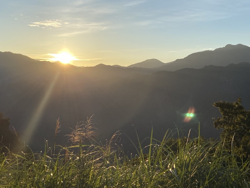 連日豪雨，天氣轉晴，阿里山林鐵10日復駛，旅客搭乘祝山線觀日列車看日出。（林鐵及文資處提供） (圖：中央社)