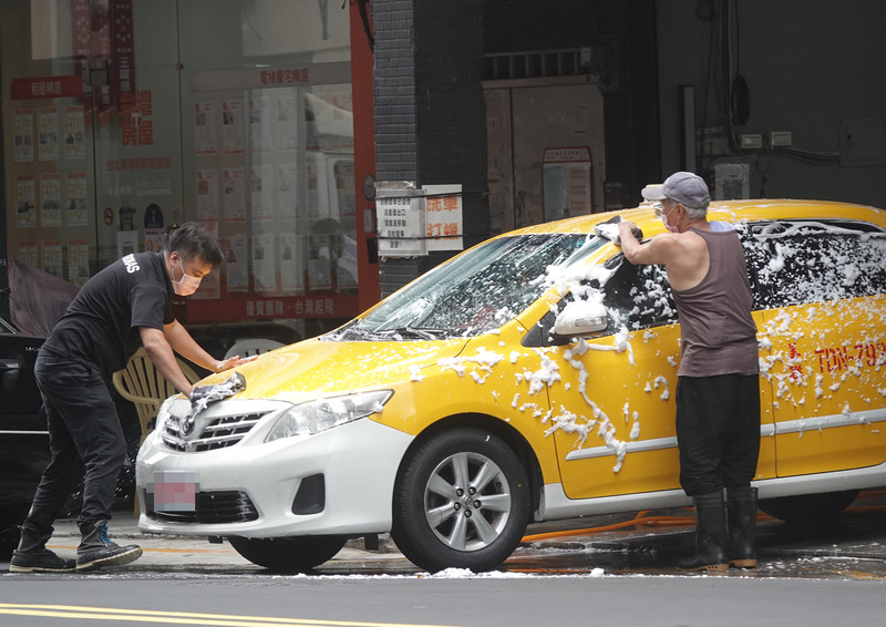 勞動部19日表示，若缺工產業業者配合參加改善缺工方案後，仍有缺額，將跨部會審慎評估服務業移工政策。(圖：中央社)