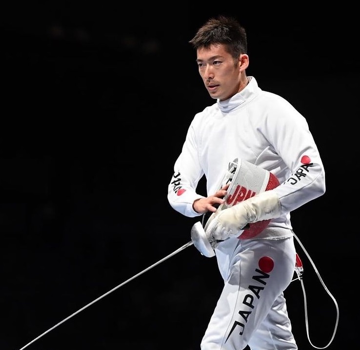 東京奧運劍擊男子團體重劍比賽，日本隊首度奪得金牌，選手之一的見延和靖10日出席所屬公司的報告會時，公司給他大驚喜，贈送他一億日圓獎金。(圖：見延和靖IG)