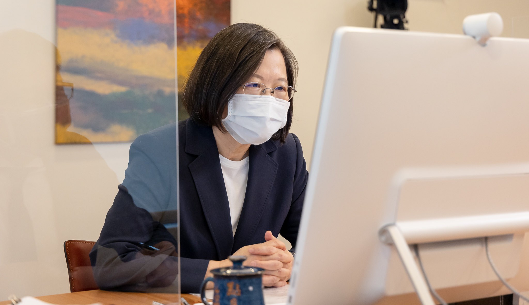 蔡英文總統日前以視訊方式接受日本「文藝春秋」月刊專訪，表示台灣半導體產業赴美、日設廠將可優勢互補，進而提升技術及研發能力。(總統府提供)