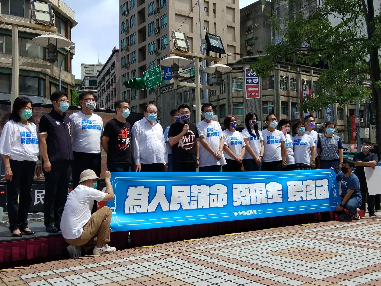 民黨主席江啟臣率領黨籍主管和立院黨團幹部舉行記者會，宣布「發現金、要疫苗」宣傳車正式上路，將繞行行政院和總統府周邊，傳達人民心聲。(王韋婷攝)