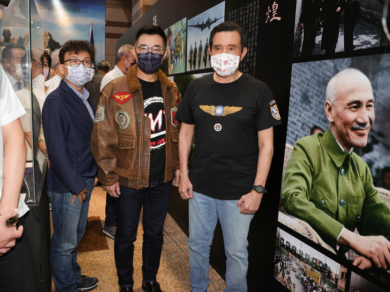 前總統馬英九11日參加國民黨「飛虎80暨中美合作紀念展揭幕儀式」活動時，被問到江啟臣和朱立倫都提出兩岸政策理念，比較能接受誰的說法。 (圖：中央社)