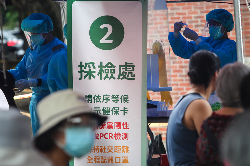 部分企業要求員工必須提供快篩證明才能上班，勞動部18日表示，法律並無明文規定費用由誰支付，應由勞資協商。(圖：中央社)
