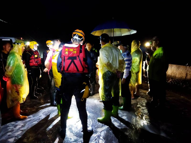 高雄市桃源區「明霸克露橋」日前遭暴漲溪水沖斷，桃源區代表謝宜真11日前往慰問回程時落水，警消出動9車16人前往現場，分為2組人員進行搜救。（民眾提供） (圖：中央社)