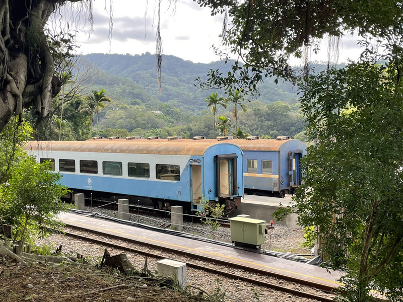 苗栗縣舊山線鐵道自行車營運後，成為國內熱門景點，三義鄉公所特別向台鐵標購舊車廂放置在龍騰斷橋周邊，未來將提供年輕朋友作為文化創意展示空間，盼能營造三義青創新據點。（民眾提供） (圖：中央社)
