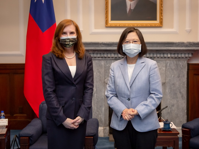 蔡英文總統(右)12日接見澳洲新任駐台代表露珍怡(Jenny Bloomfield，左)。 (總統府提供)