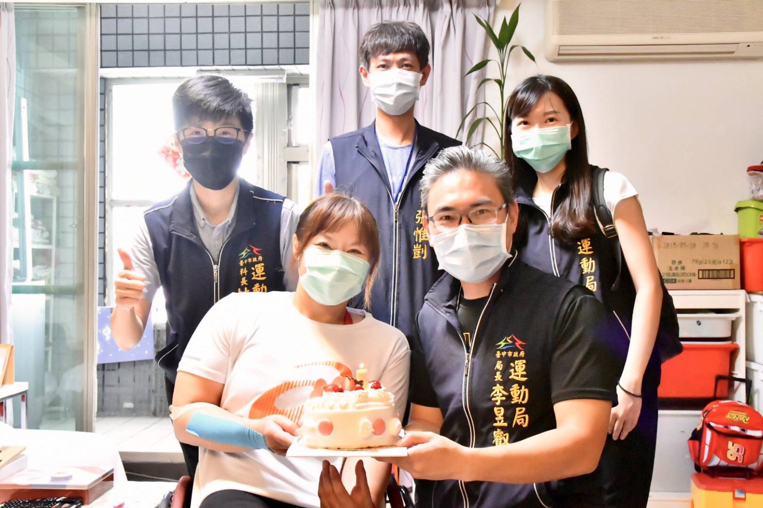 身障好手林亞璇(前左)第6度征戰帕奧，台中市政府運動局長李昱叡(前右)代表市長盧秀燕特別到林亞璇家中為她慶生，期勉她在東京帕運繼續締造佳績。(台中市運動於提供)