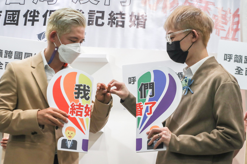 台灣與澳門籍同性伴侶信奇(右)與阿古(左)日前訴訟請求戶政事務所准許登記結婚判決勝訴，成為台灣史上首對台灣、澳門跨國同婚配偶。 (圖：中央社)