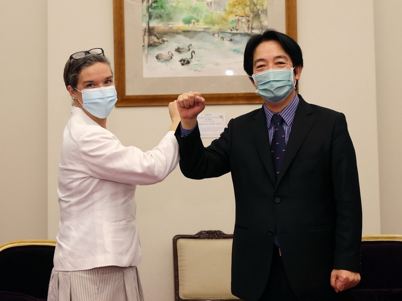 副總統賴清德(右)13日接見AIT處長孫曉雅(Sandra Oudkirk，左)，期盼孫曉雅未來對台美關係做出更多、更具體貢獻，讓兩國關係更上層樓 (總統府提供)
