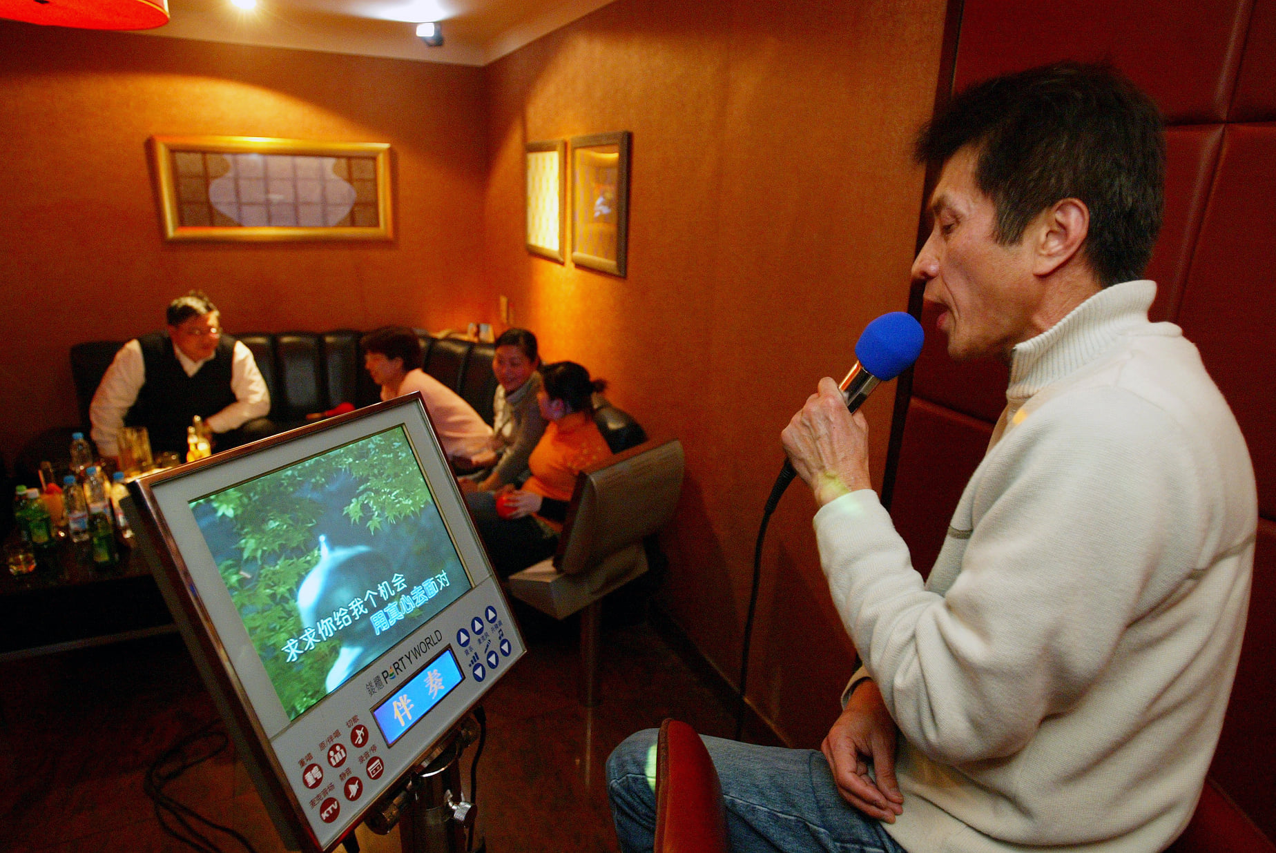 中國宣佈將整頓卡拉OK歌曲清單。(路透社/達志影像)