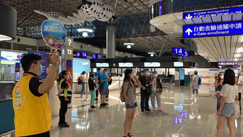 疫情趨緩，台帛旅遊泡泡14日重啟，不少旅客衝著可以在當地打疫苗報名參加，也有人目標混打疫苗。旅客凌晨4時許就陸續抵達桃園機場，6時前即完成全數旅客的採檢作業，若有陽性者會依照專案處理。 (圖：中央社)