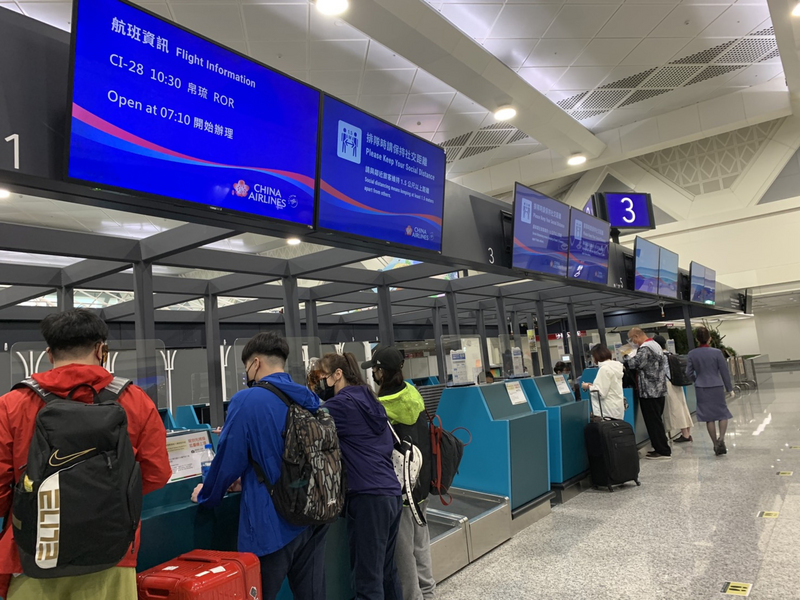 台帛旅遊泡泡14日重啟，桃園機場公司表示，148名旅客全數PCR檢驗陰性、順利出團，返國時會和一般旅客分流。圖為旅客持PCR檢測陰性證明辦理登機。 (圖：中央社)
