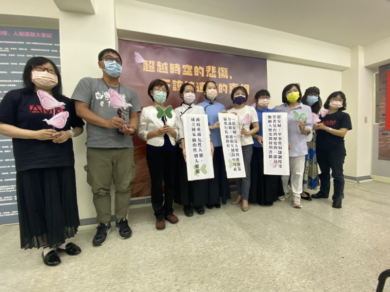 婦女救援基金會在14日國際慰安婦日提出3大訴求，包含正名慰安婦為軍事性奴隸、成立國家性別人權館，同時也製作教具箱，盼讓性別人權教育扎根。 (圖：中央社)