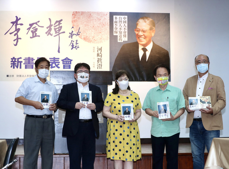 「李登輝秘錄」新書發表會14日下午在國史館舉行，前衛出版社社長林文欽（左起）、日本產經新聞社台北支局長矢板明夫、李登輝基金會董事長李安妮、國史館長陳儀深、「李登輝秘錄」譯者龔昭(勳)出席。(圖：中央社)