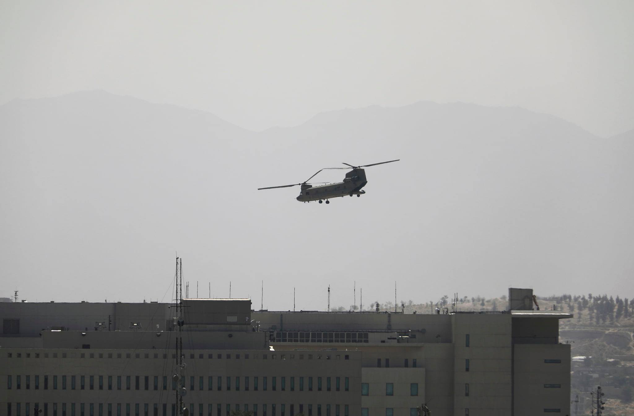 塔利班閃電式進入喀布爾，美大使館緊急撤離人員，圖為一架在美國使館上空的美軍直升機。（ 美聯社／達志影像）