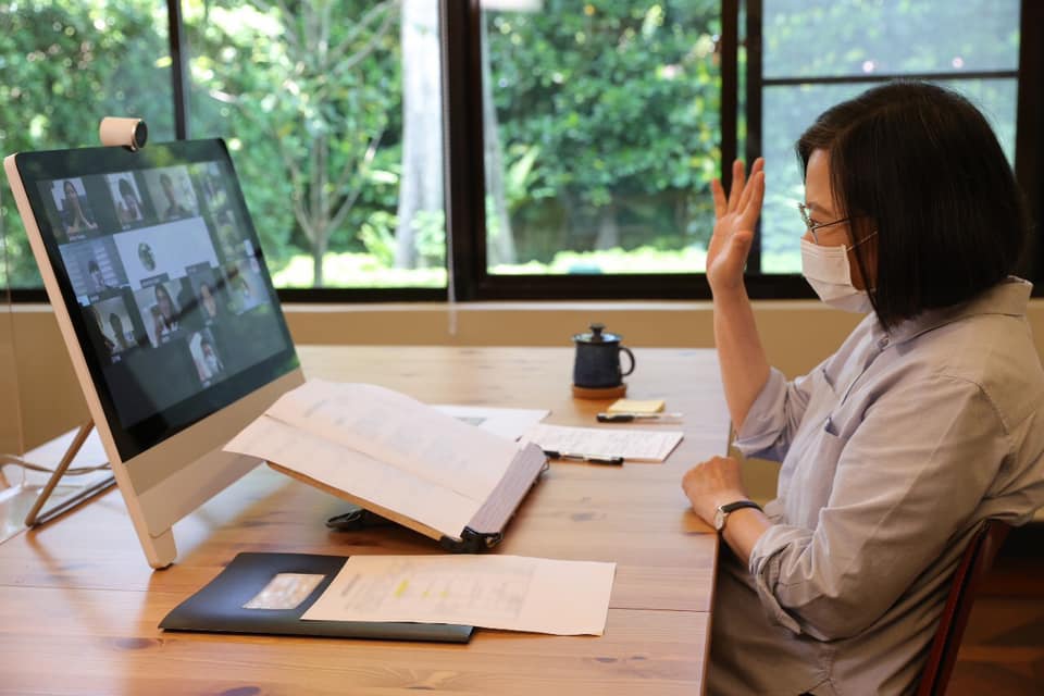 總統蔡英文16日與東京奧運選手視訊，並告訴選手們，「今天沒有長官，請大家放開來聊，請大家給政府體育政策更好的建議」。(圖：蔡英文臉書)