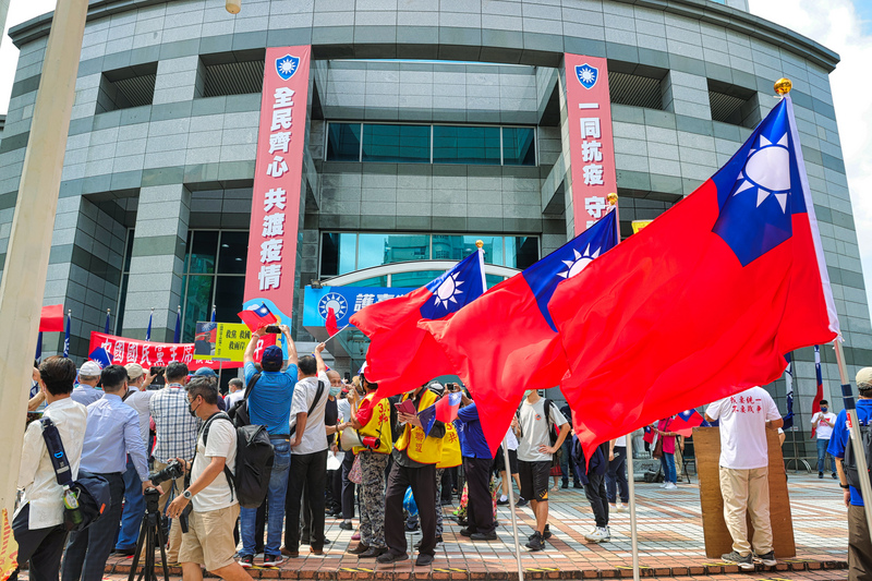 國民黨17日辦理黨主席選舉登記作業，中央黨部外聚集不少支持者。 (圖：中央社)