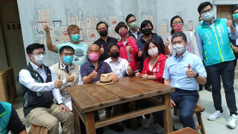 行政院長蘇貞昌（前左3）17日在台南市長黃偉哲（前左2）等人陪同下，視察拍攝場景之一的台南鹽水岸內糖廠影視基地。 (圖：中央社)