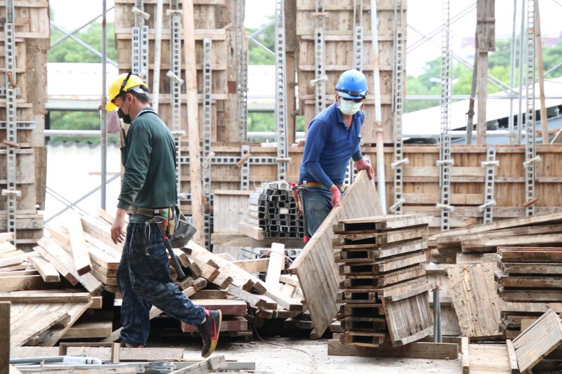 勞動部21日指出，根據近3年勞工保險職業傷害現金給付資料來觀察，春節前、中、後2週內重大職災案例中，最容易發生事故的行業為營造業，災害類型以墜落最多。 (資料照／中央社)