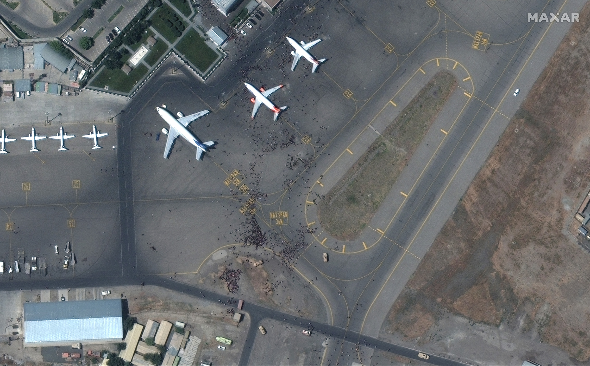 衛星公司Maxar拍攝阿富汗喀布爾機場畫面，停機坪上滿佈想要搭上飛機民眾。（圖：Twitter/＠Maxar Technologies）