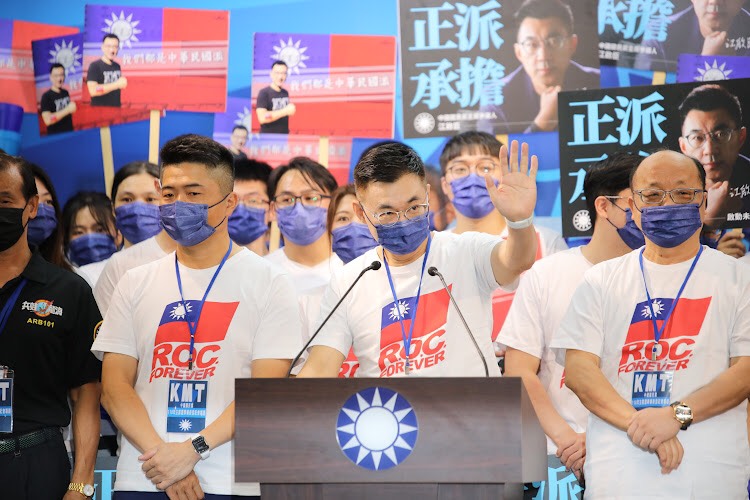 國民黨現任主席江啟臣17日在台中市前市長胡志強與前立委顏寬恒、青年軍陪同下，正式登記參選連任黨主席。(江啟臣辦公室提供)