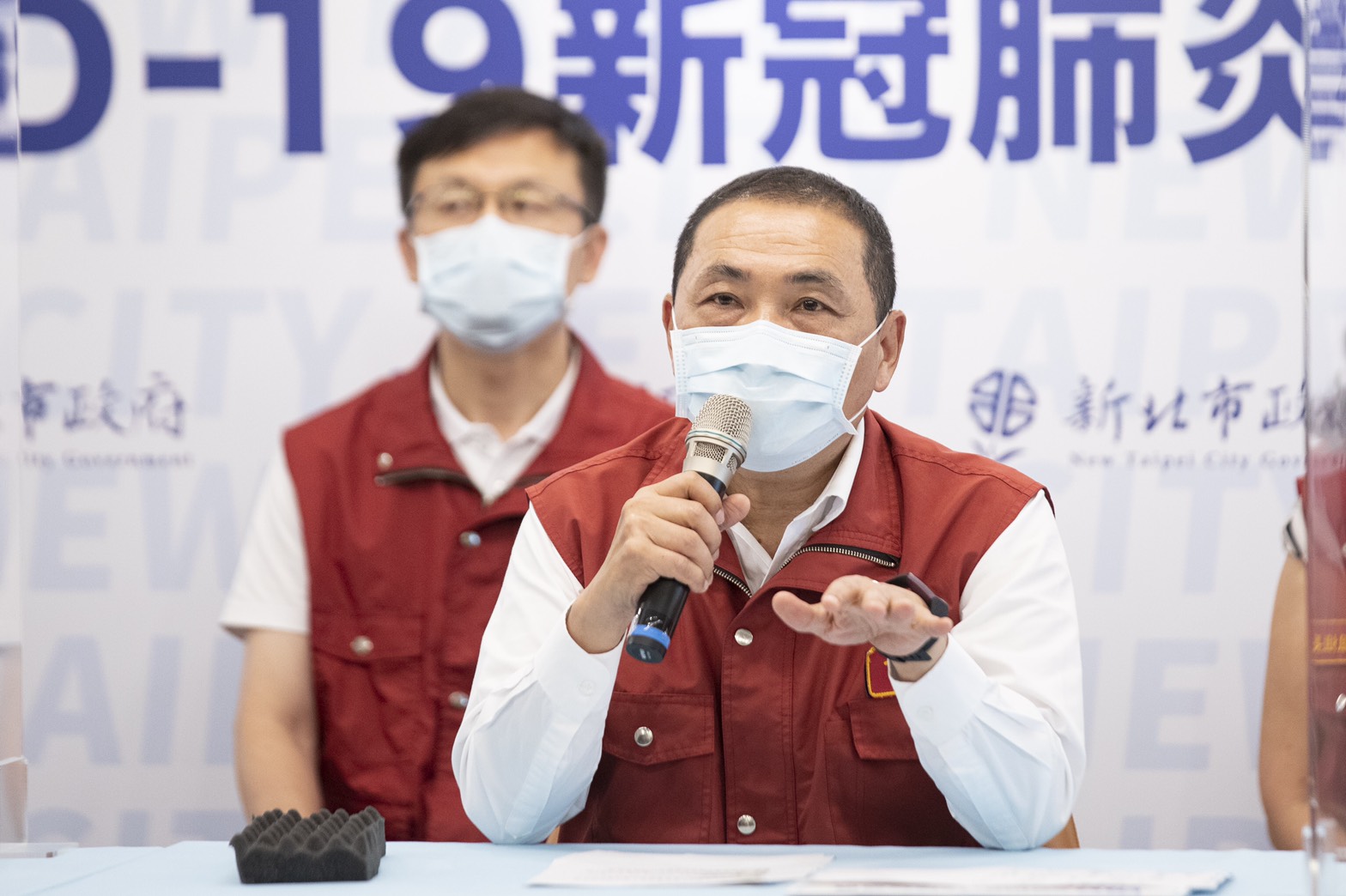 新北市長侯友宜30日表示，午餐隔板於各校開學前會全數到位，並備妥5萬4,000支快篩試劑給師生使用，新北市府已投入近9,500萬元購置防疫物資。(新北市政府提供)
