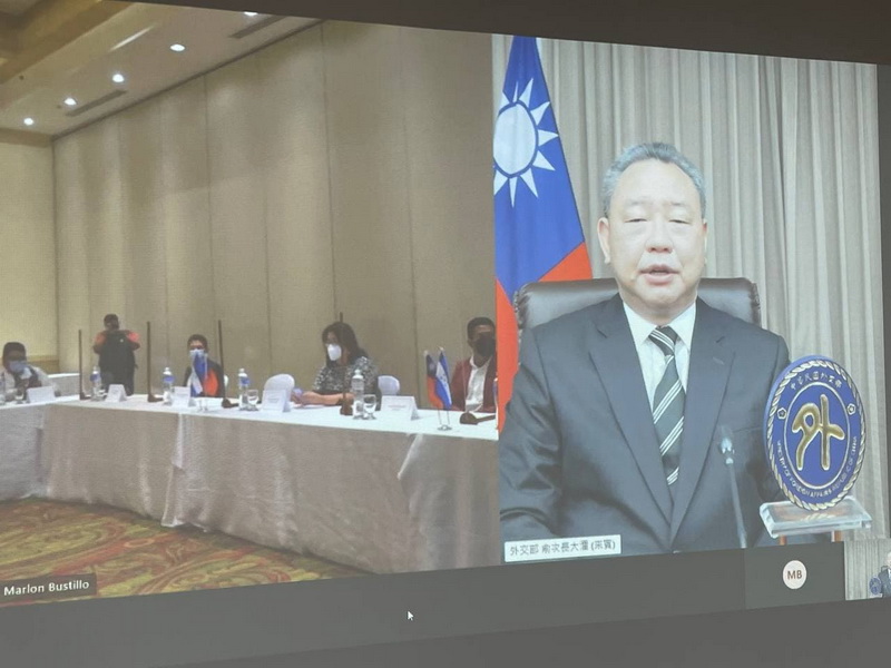 外交部次長俞大㵢(右)17日接受宏都拉斯媒體聯合視訊專訪，強調台灣是值得信賴的合作夥伴 (外交部提供)