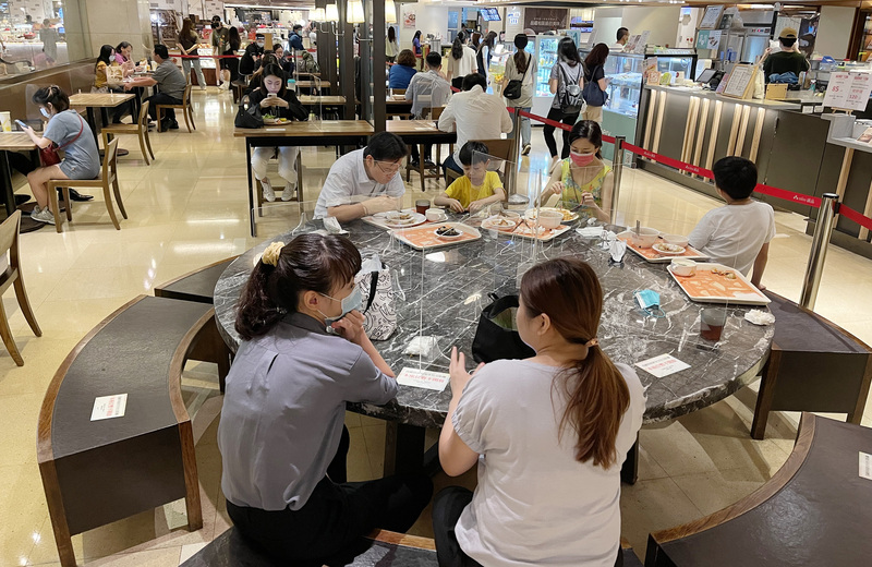 政府力推振興五倍券數位版本，不過有立委指出，小商家可能存在數位落差，經濟部則回應，近年已推動多項計畫協助中小企業提升數位營運能力。 (資料照/中央社)