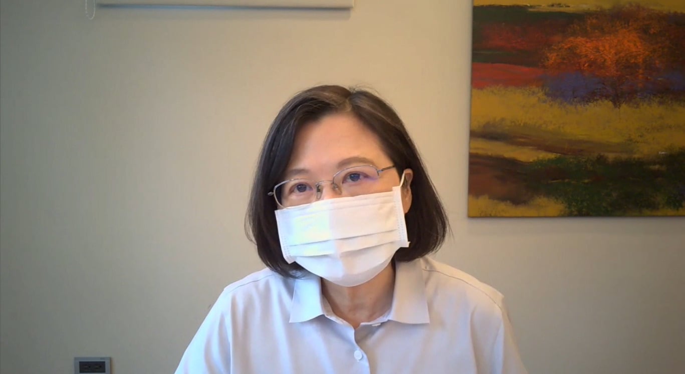兼任民進黨主席的蔡英文總統8日在民進黨中常會上表示，中國因為言論不合己意就封殺、剝奪工作權，不僅是對個人權利的侵害，更凸顯兩岸在民主和威權價值上的差異。(民進黨提供)