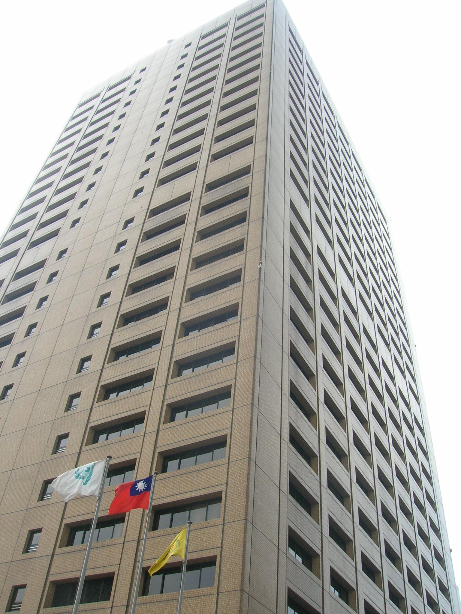 台電預估，即便此次平均電價調漲8.4%，今年1到5月虧損超過6百億，全年則高機率虧損破千億元。圖為台電大樓。(圖：維基百科)