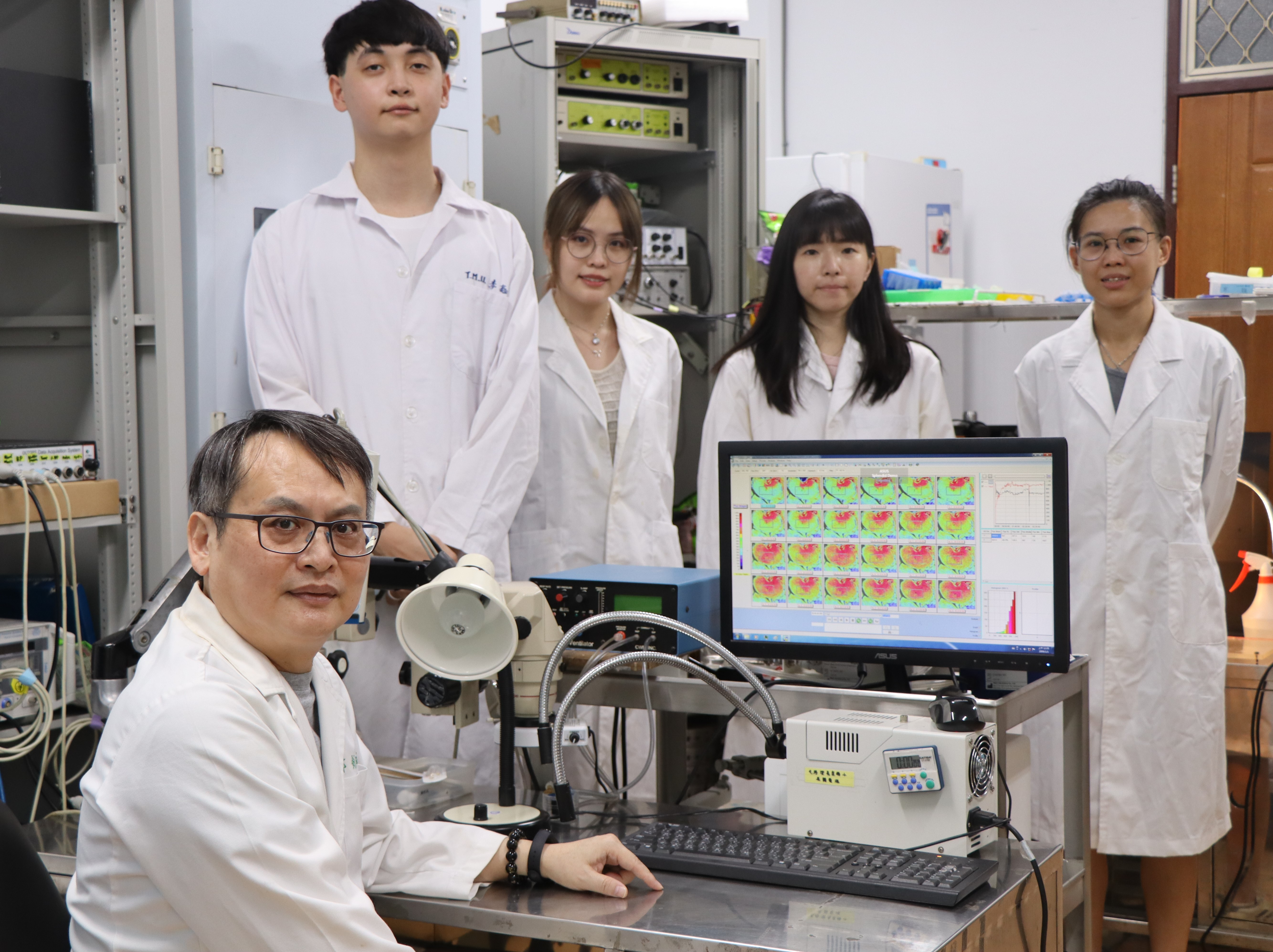 台灣師範大學特聘教授鄭劍廷(前)研究團隊發表抑制冠狀病毒活性的研究成果。(台師大提供)