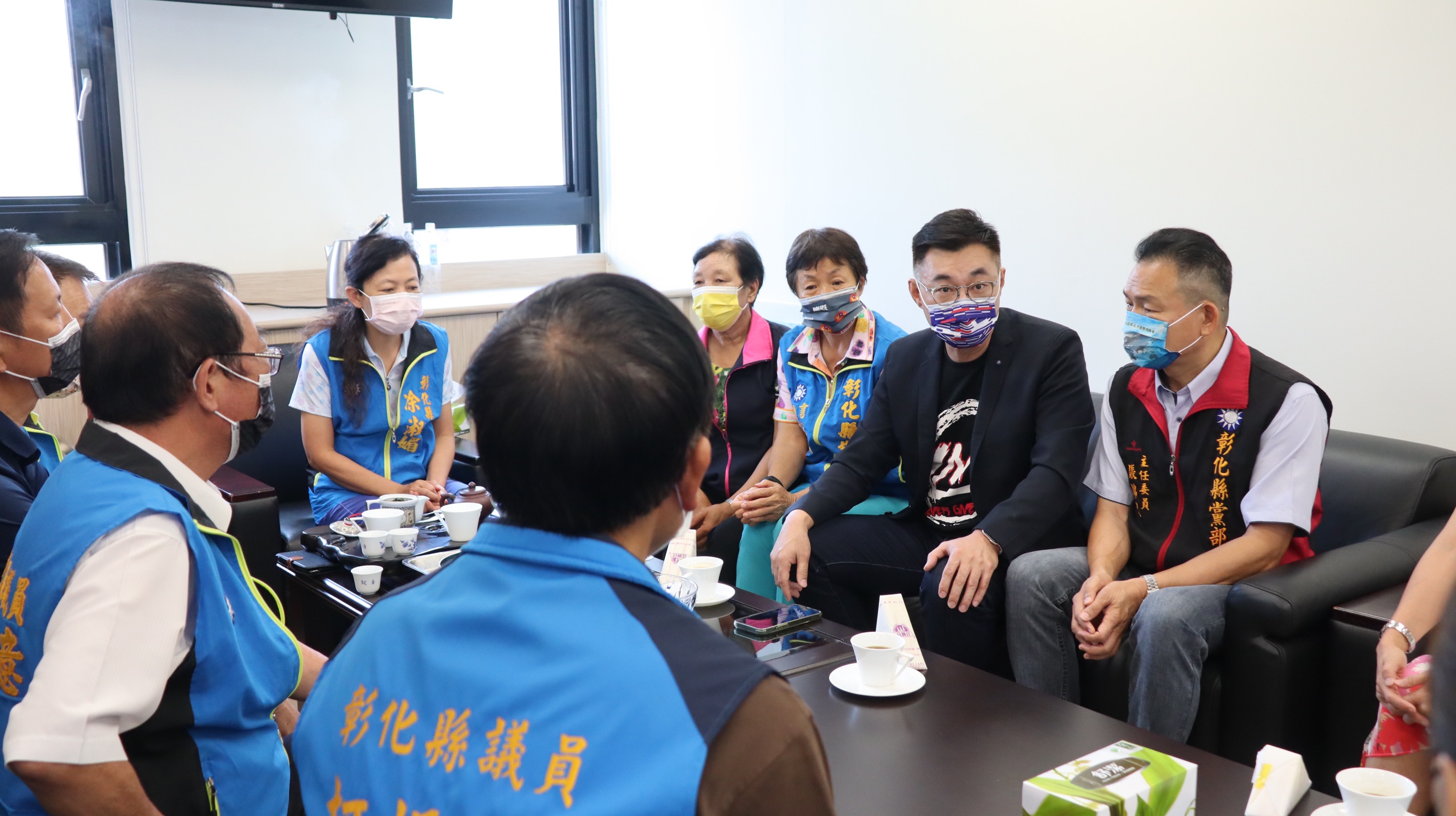 爭取連任的國民黨現任主席江啟臣，19日前往彰化縣議會拜會黨團。(江啟臣辦公室提供)