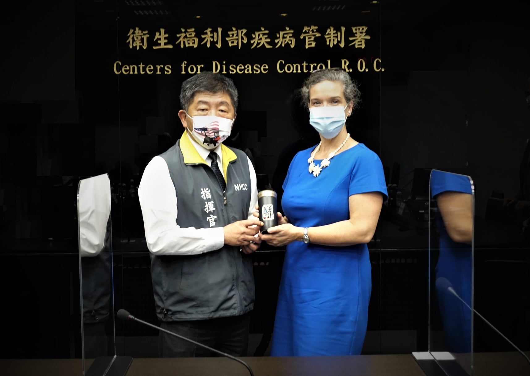 中央流行疫情指揮中心指揮官陳時中與美國在台協會處長孫曉雅會面，雙方談及未來將進行疫苗雙邊認證，其中也包括高端。(AIT臉書)