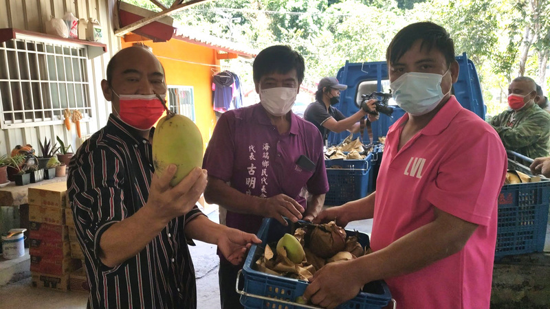 南橫明霸克露橋日前遭沖毀，山區居民交通受阻，當地布農族人20日越過中央山脈到台東利稻部落，接收花東地區族人伸援贈送活豬、白米等民生物資，來自高雄桃源地區的族人則帶來芒果分享。 (圖：中央社)