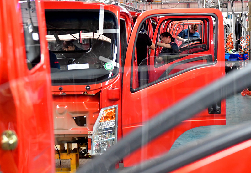 據陸媒20日報導，因為馬來西亞疫情引發新一波的全球晶片荒，業界預估8至9月，中國將有高達200萬輛的整車生產受到影響，而且汽車晶片荒恐持續到明年春季。圖為中國重汽集團福建海西汽車工廠。（中新社資料照） (圖：中央社)