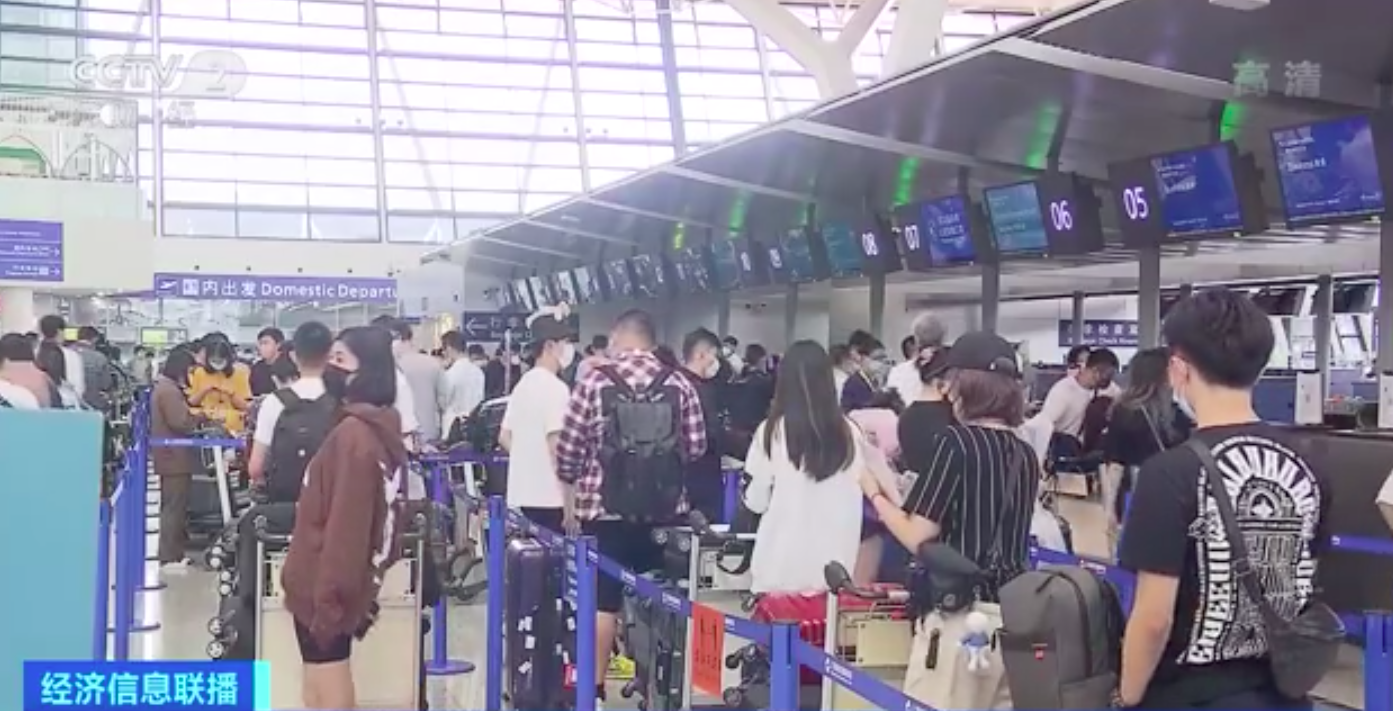 由於疫情影響空中運輸，為讓海外留學生尤其是中國學生返回英國上課，英國多所頂大採取包機方式接回留學生。圖為8月間上海浦東機場被出國學生塞爆。（圖：翻攝中國央視畫面）
