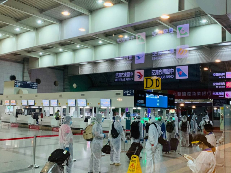 台灣附近海域的外國籍船舶上有多名印尼籍船員滯留海上已久，台灣以專案方式協助船員20日晚間搭機返國。（外交部提供） (圖：中央社)