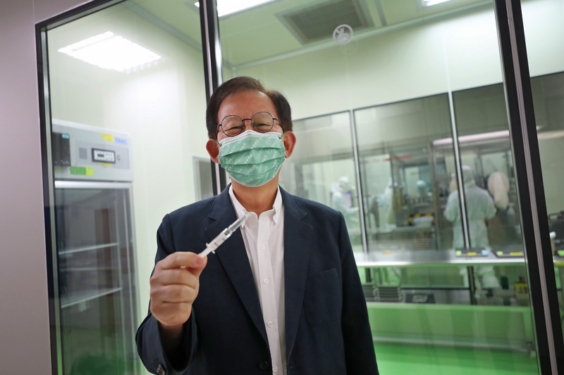 高端總經理陳燦堅(圖)15日表示，團結試驗疫苗有機會在3月底4月初進行期中解盲，目前進行中的試驗希望於今年上半年完成。 (圖：中央社)