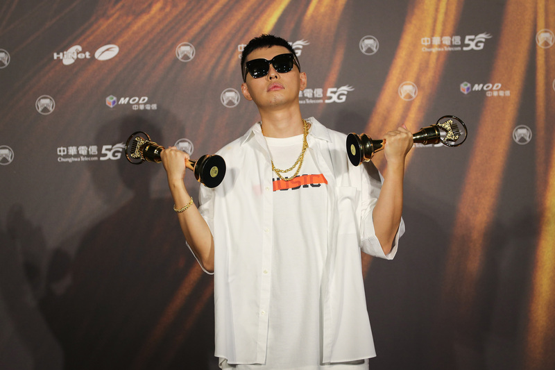 第32屆金曲獎頒獎典禮21日在台北流行音樂中心登場，嘻哈歌手杜振熙（蛋堡）以專輯「家常音樂」一舉拿下本屆最佳華語男歌手獎及最佳華語專輯獎。 (圖：中央社)