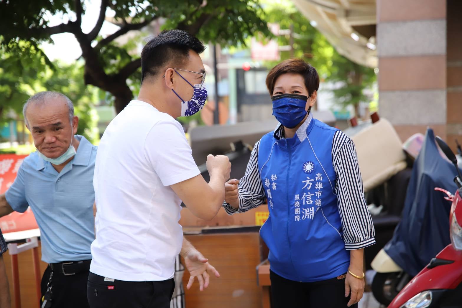 國民黨主席選舉白熱化，爭取連任的現任黨主席江啟臣21日南下到高雄岡山眷村國宅進行公投宣講。（圖：江啟臣辦公室提供）