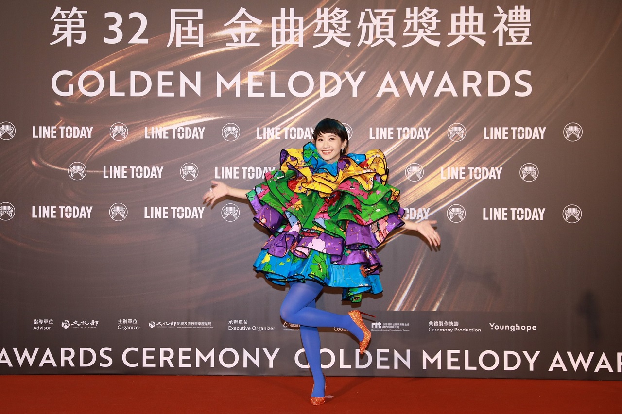 二度擔綱典禮主持重任的Lulu黃路梓茵先前就預告要以指揮中心經常掛在嘴巴上的「滾動式」防疫措施為梗，採取「滾動式主持」，就連紅毯上的造型都有所呼應。(台視提供)
