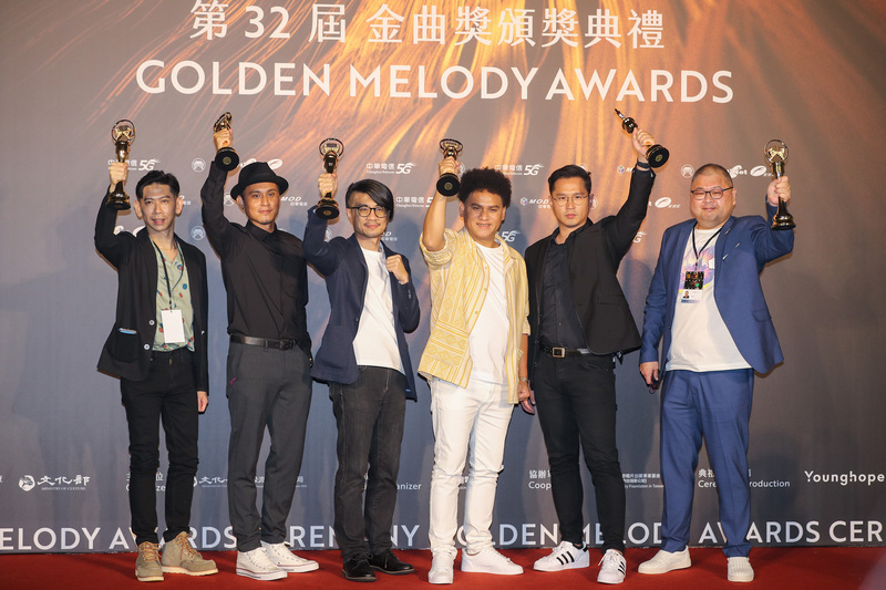 第32屆金曲獎21日晚間在北流頒獎，本屆年度專輯獎由卑南族歌手桑布伊（右3）以專輯「得力量 pulu’em」奪下，桑布伊與團隊夥伴們在後台開心高舉獎座。 (圖：中央社)