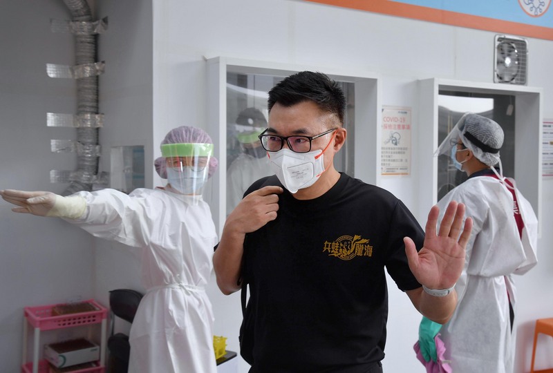 國民黨主席江啟臣（前）22日準備搭機前往金門參加八二三砲戰紀念活動前， 對走私貓遭安樂死的爭議，批評不是看到網路風向才要修法。 (圖：中央社)