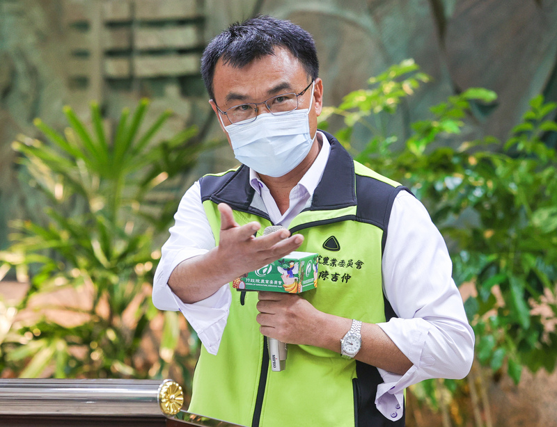 農委會依法執行154隻走私品種貓安樂死，引發討論；農委會主委陳吉仲22日下午表示，將與法務部討論懲治走私條例加重刑責，另外針對國內販售寵物要有來源，否則加重罰則。 (圖：中央社)
